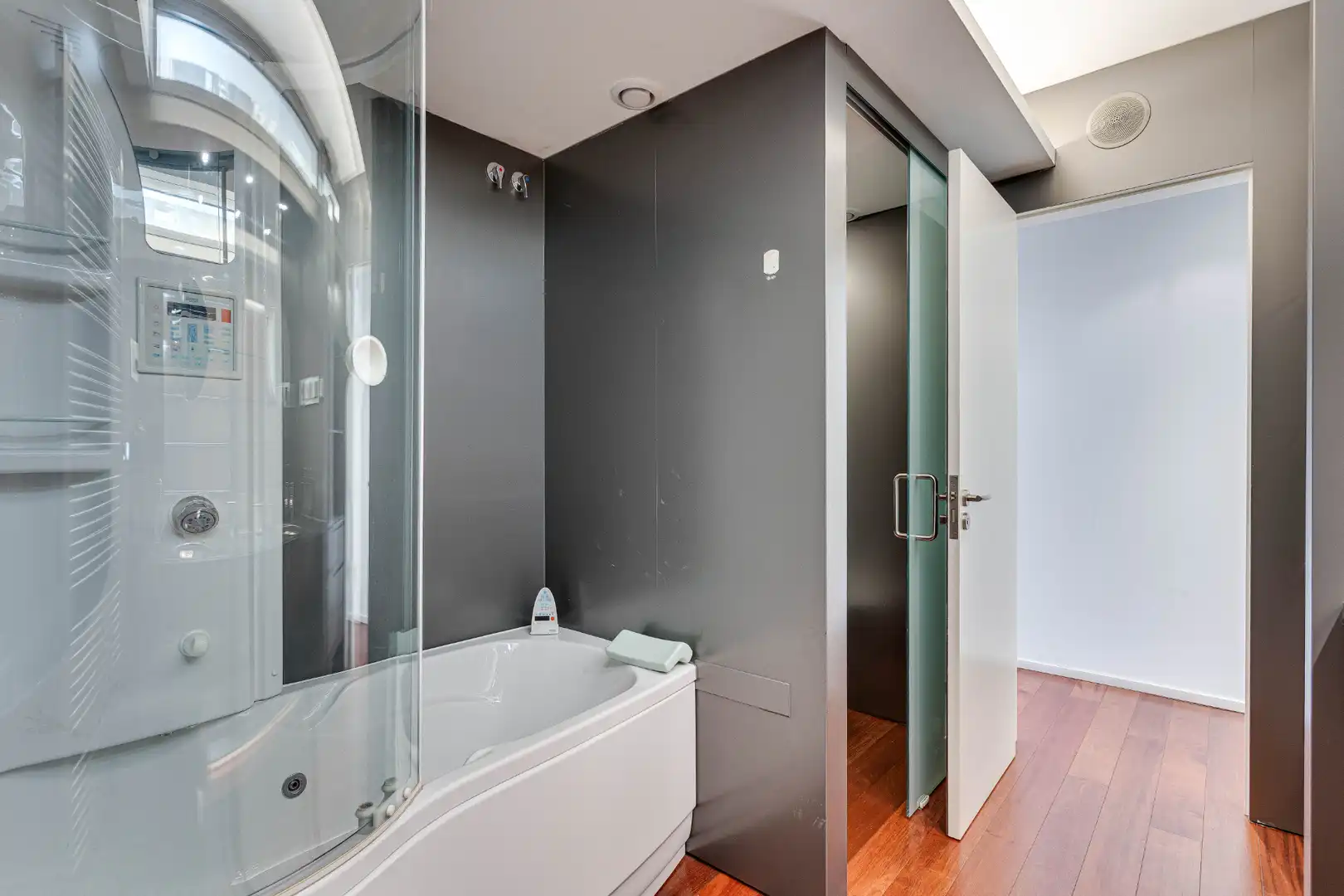 Baño de Casa adosada en venta en Barcelona con Aire acondicionado, Calefacción y Jardín privado