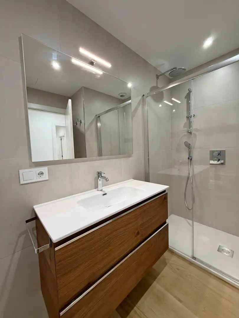 Baño de Piso de alquiler en A Coruña Capital  con Calefacción y Trastero