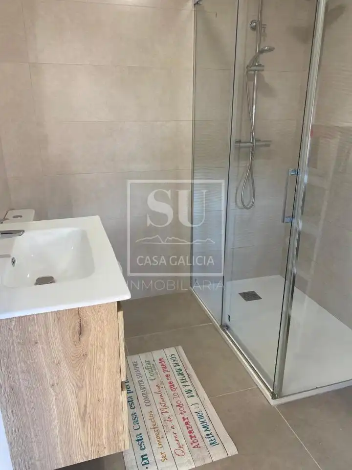Badezimmer von Wohnung zur Miete in Baiona mit Klimaanlage, Heizung und Möbliert