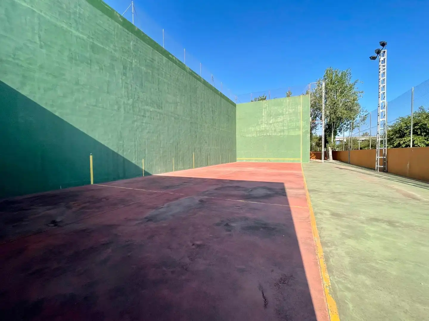 Vista exterior de Casa adosada en venda en Sueca amb Aire condicionat, Jardí privat i Terrassa