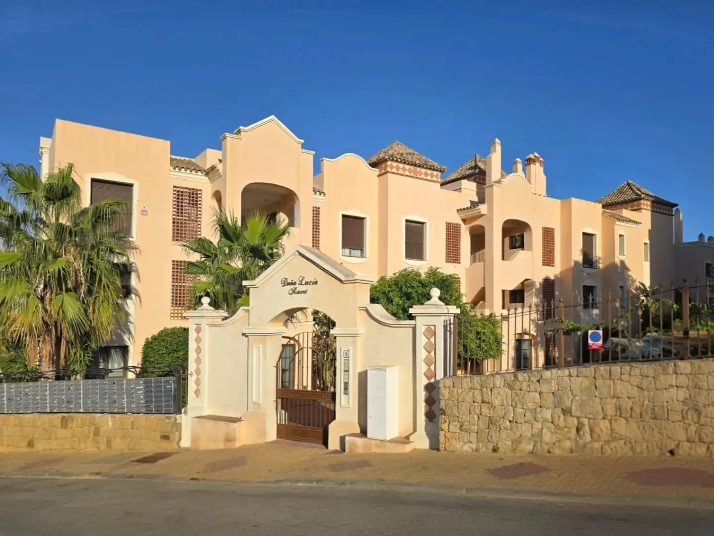 Vista exterior de Piso en venta en Estepona con Aire acondicionado, Terraza y Balcón