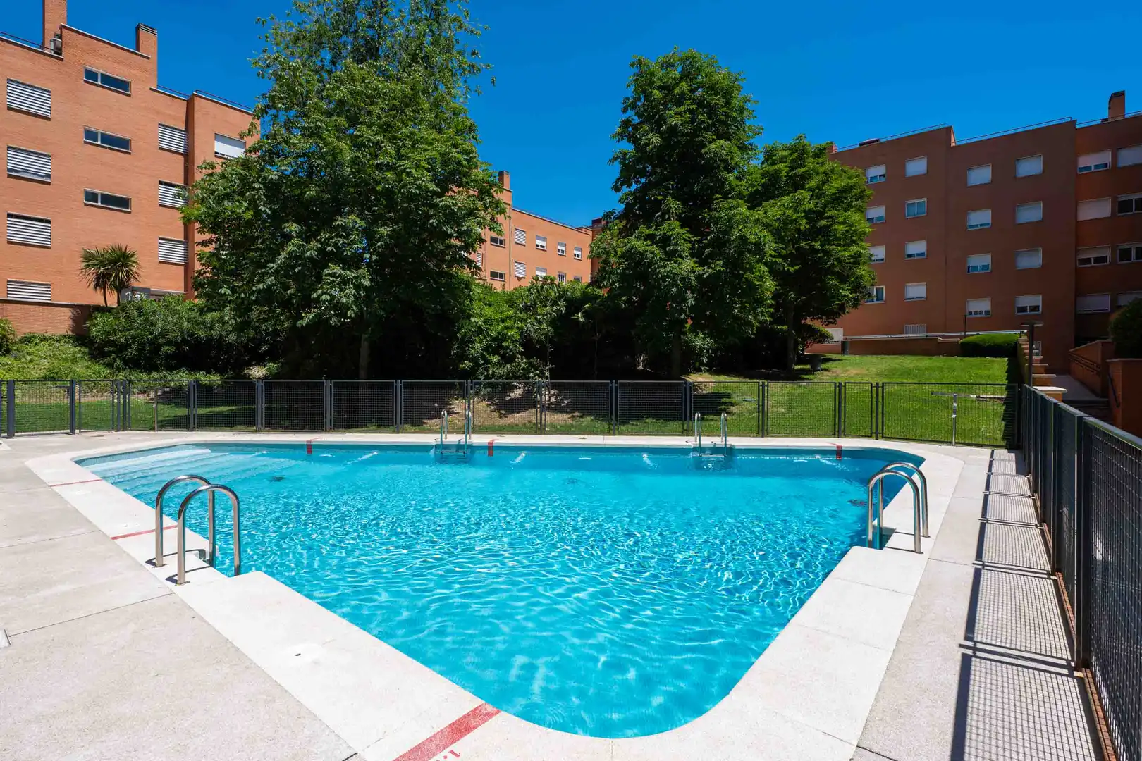 Swimming pool of Flat for sale in Alcorcón  with Air Conditioner, Terrace and Storage room