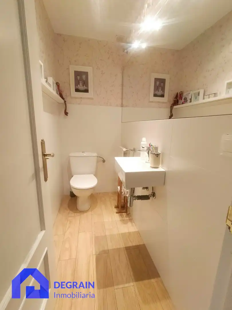 Badezimmer von Einfamilien-Reihenhaus zur Miete in Llanera mit Heizung, Privatgarten und Parkett