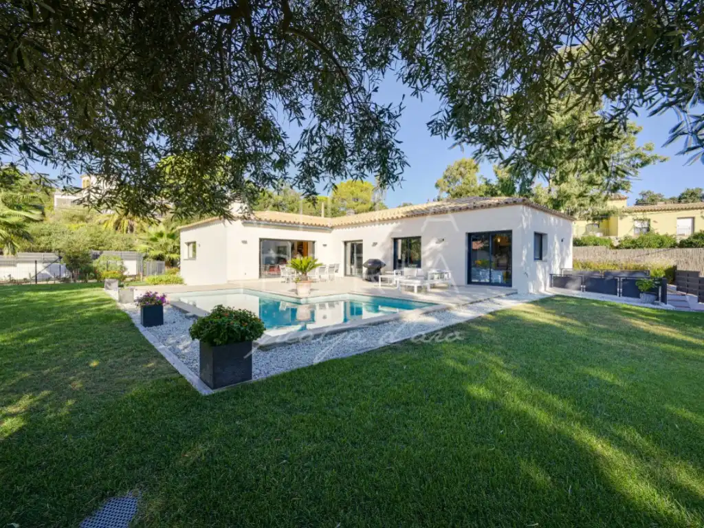 Casa amb piscina en venda a Calle Dels Avets 29