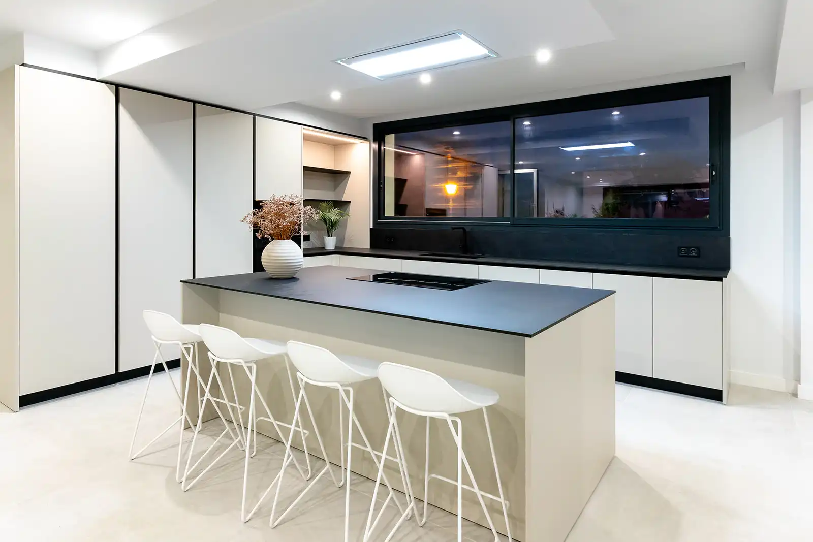 Cocina de Casa o chalet en venta en Vilanova i la Geltrú con Aire acondicionado, Calefacción y Jardín privado