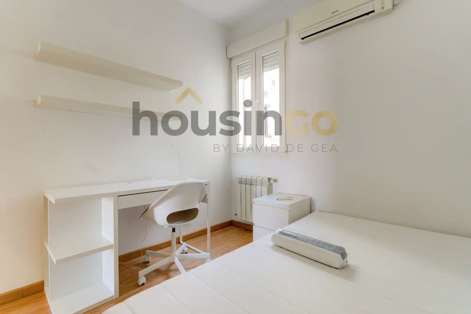 Schlafzimmer von Dachboden zur Miete in Madrid mit Klimaanlage, Heizung und Parkett