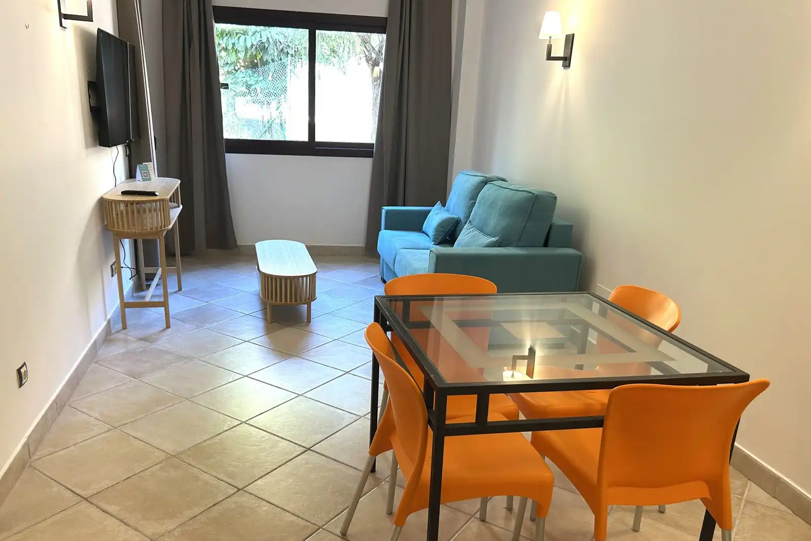 Sala d'estar de Pis en venda en Benahavís amb Moblat i Piscina comunitària