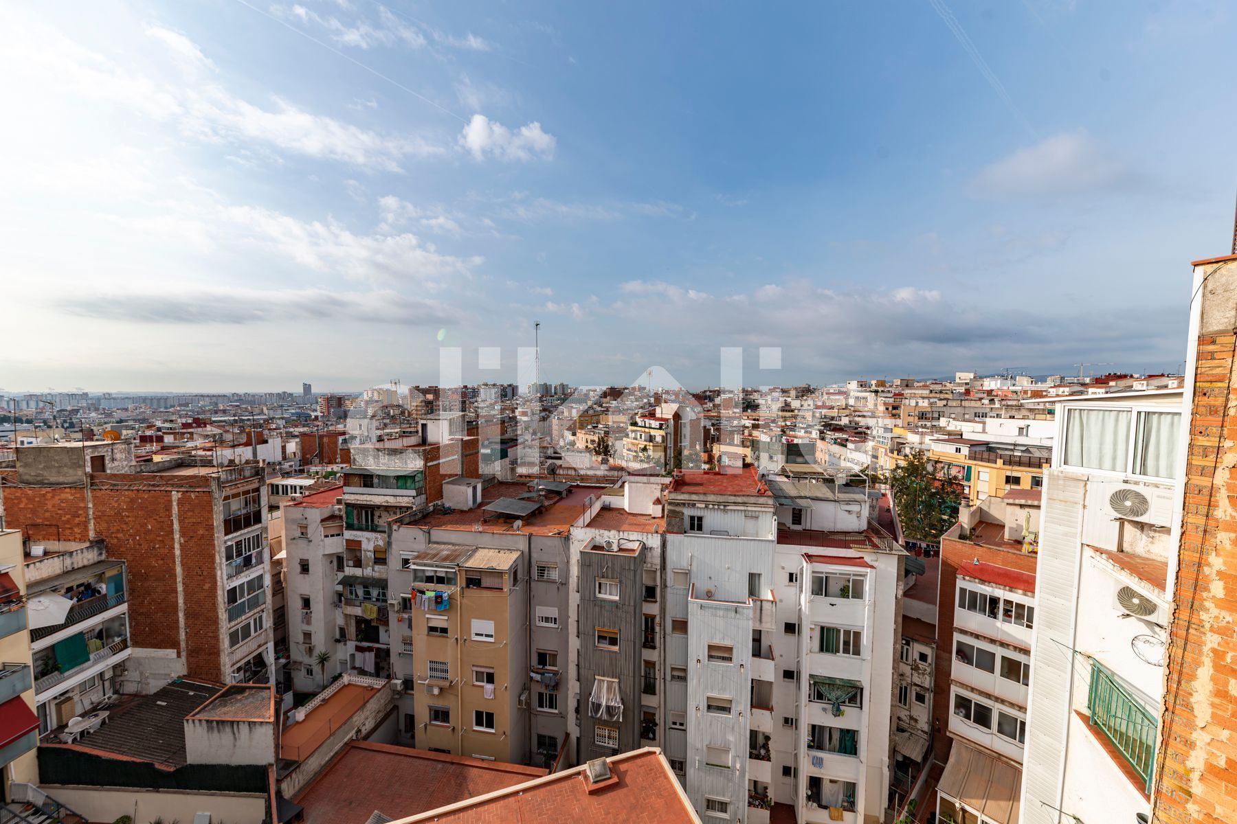 Vista exterior de Àtic en venda en L'Hospitalet de Llobregat amb Terrassa
