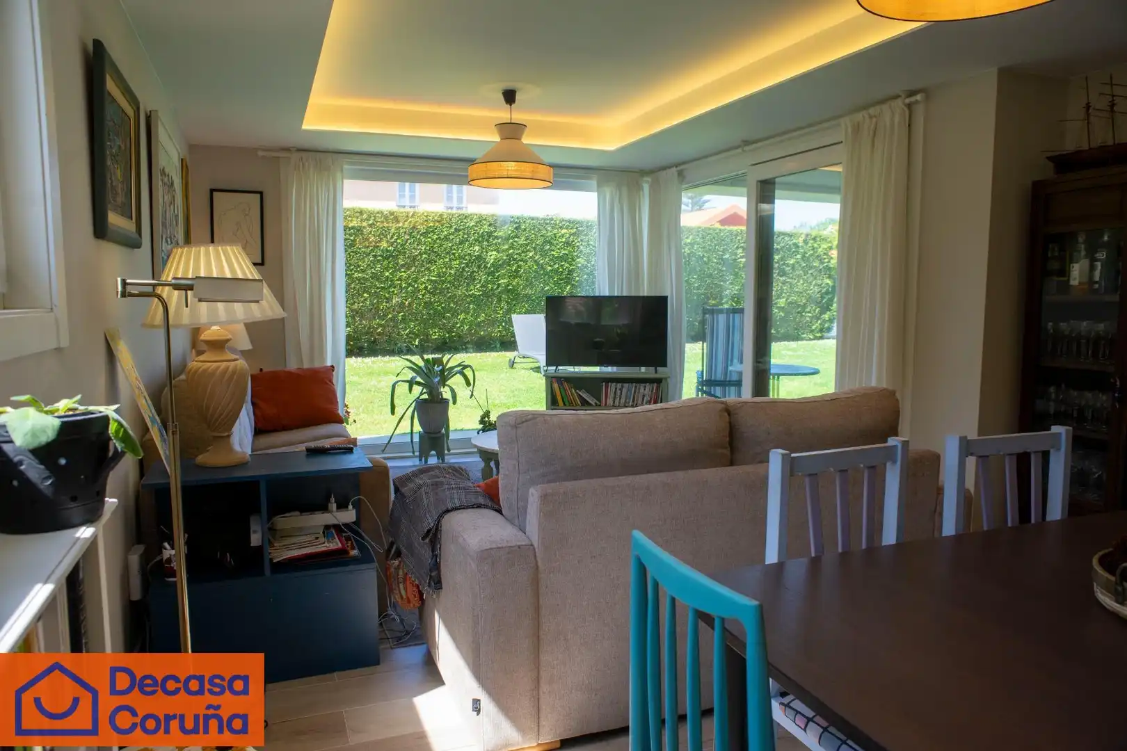 Sala d'estar de Casa o xalet en venda en Oleiros amb Aire condicionat, Calefacció i Jardí privat