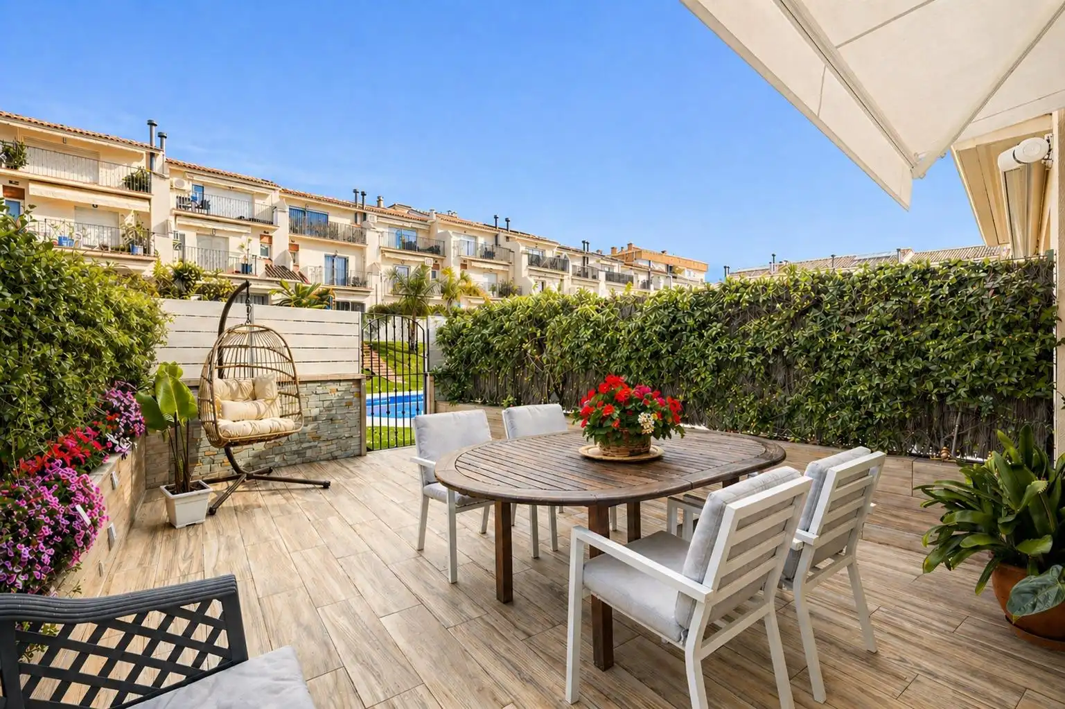 Terrasse von Einfamilien-Reihenhaus zum Verkauf in Sitges mit Klimaanlage, Heizung und Privatgarten