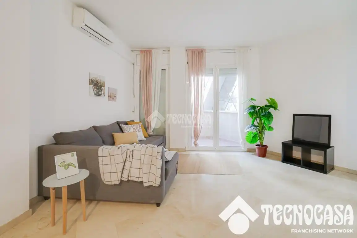 Wohnzimmer von Wohnung zum Verkauf in Barcelona mit Klimaanlage und Balkon