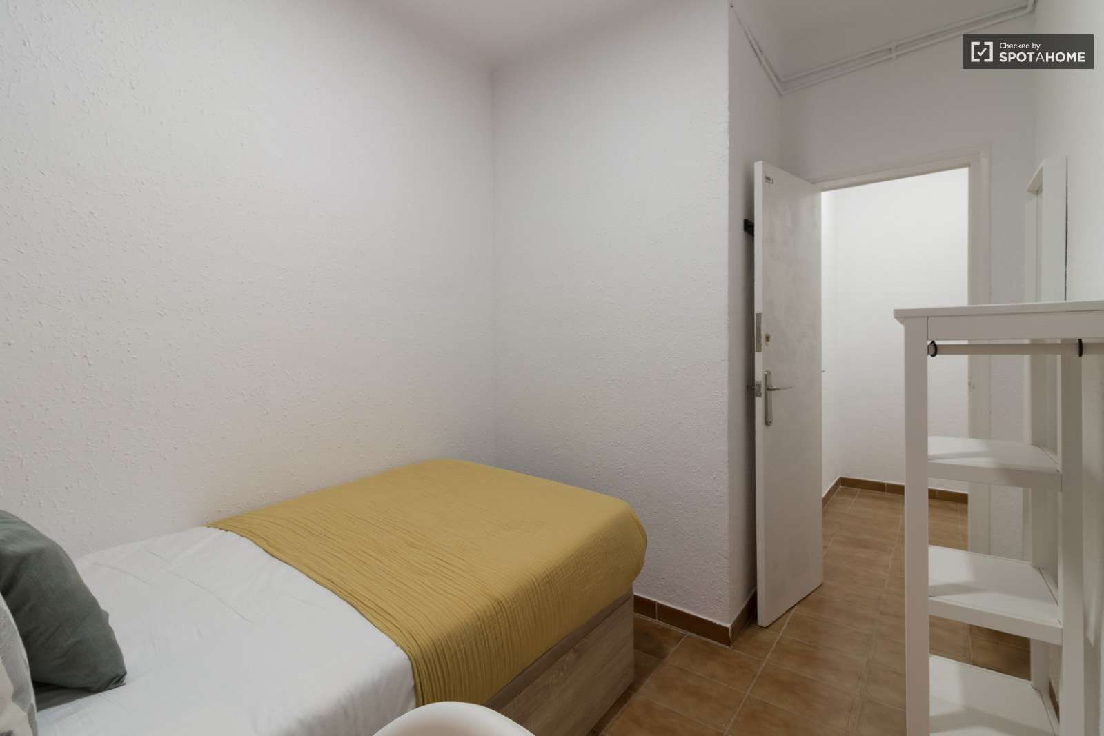 Bedroom of Flat to share in  Barcelona Capital  with Air Conditioner and Terrace