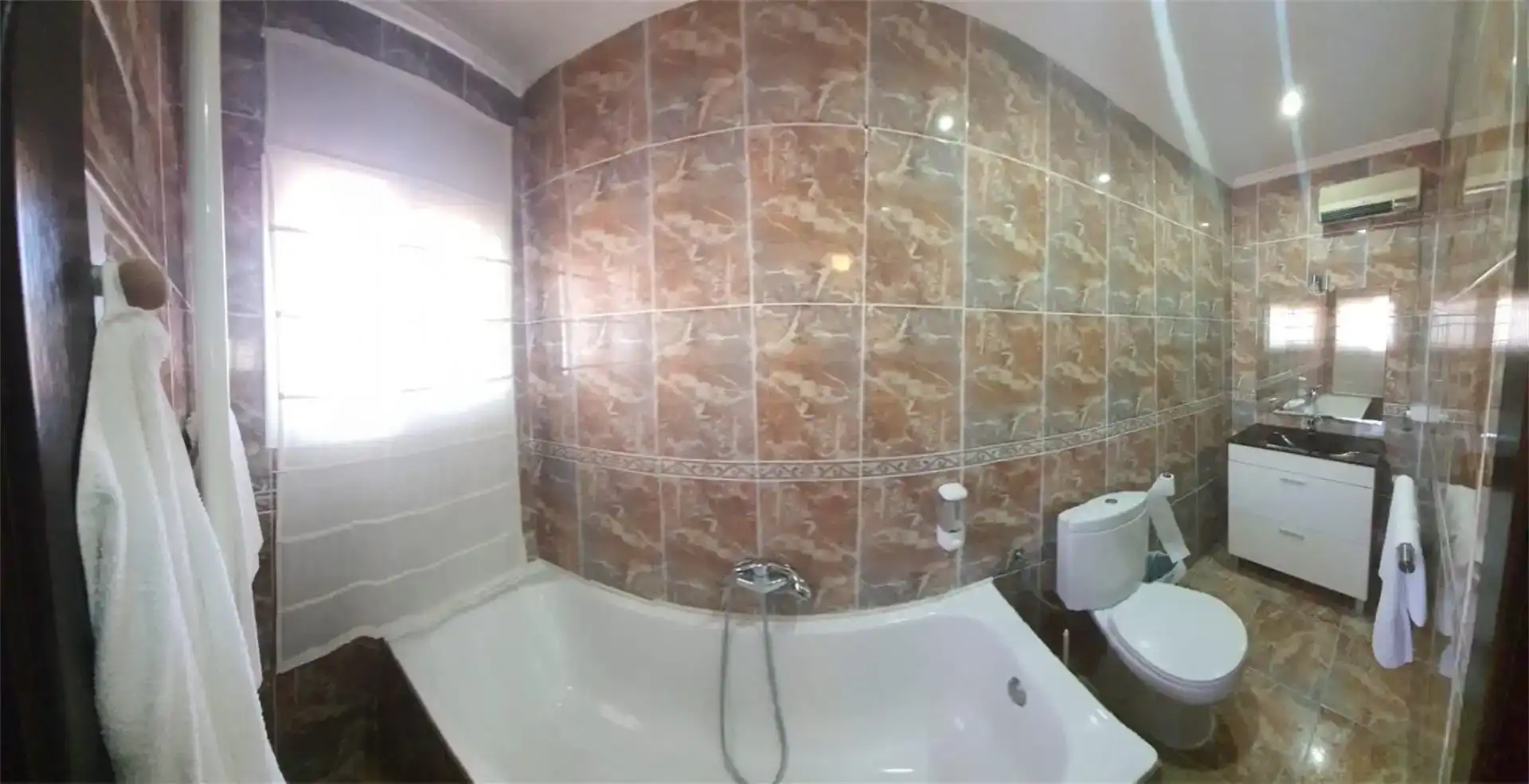 Bany de Casa o xalet en venda en La Pobla de Vallbona amb Aire condicionat, Piscina i Balcó