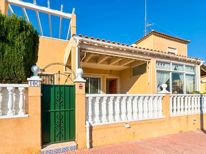 Vista exterior de Casa adosada en venda en Torrevieja amb Aire condicionat, Calefacció i Terrassa