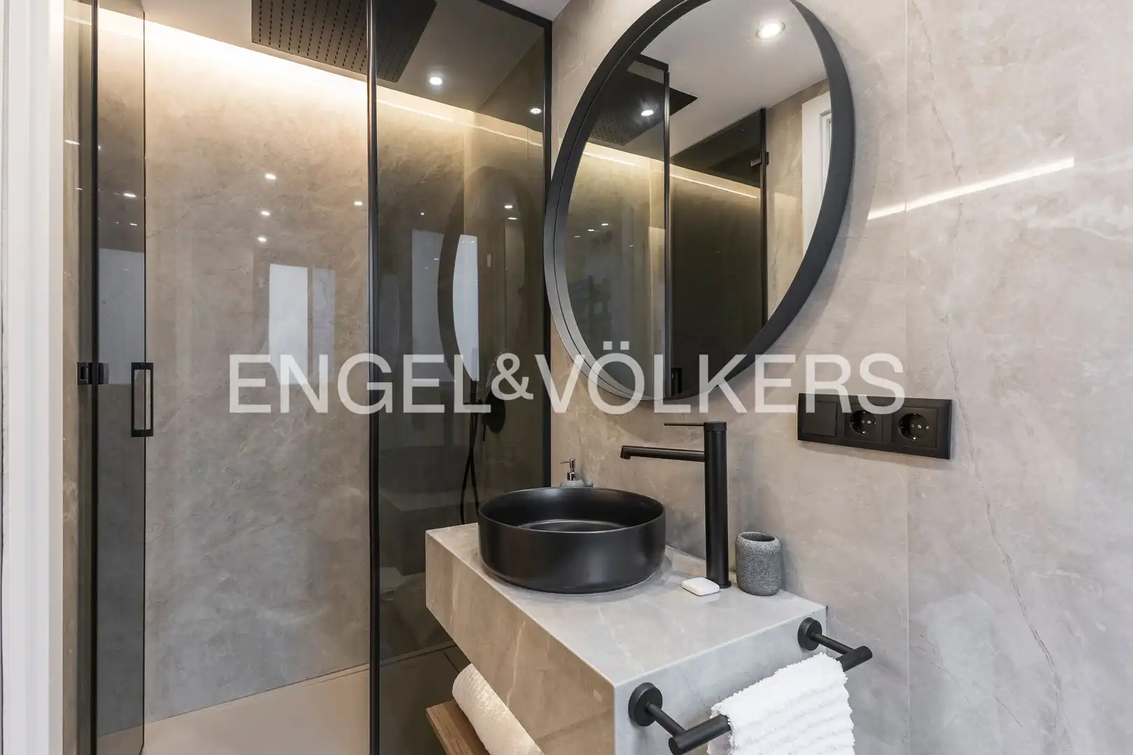 Bathroom of Flat for sale in Madrid  with Air Conditioner, Heating and Parquet flooring