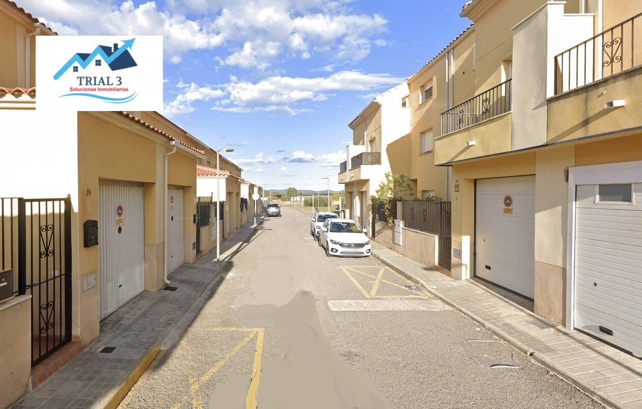 Vista exterior de Casa adosada en venda en Argamasilla de Calatrava amb Piscina comunitària