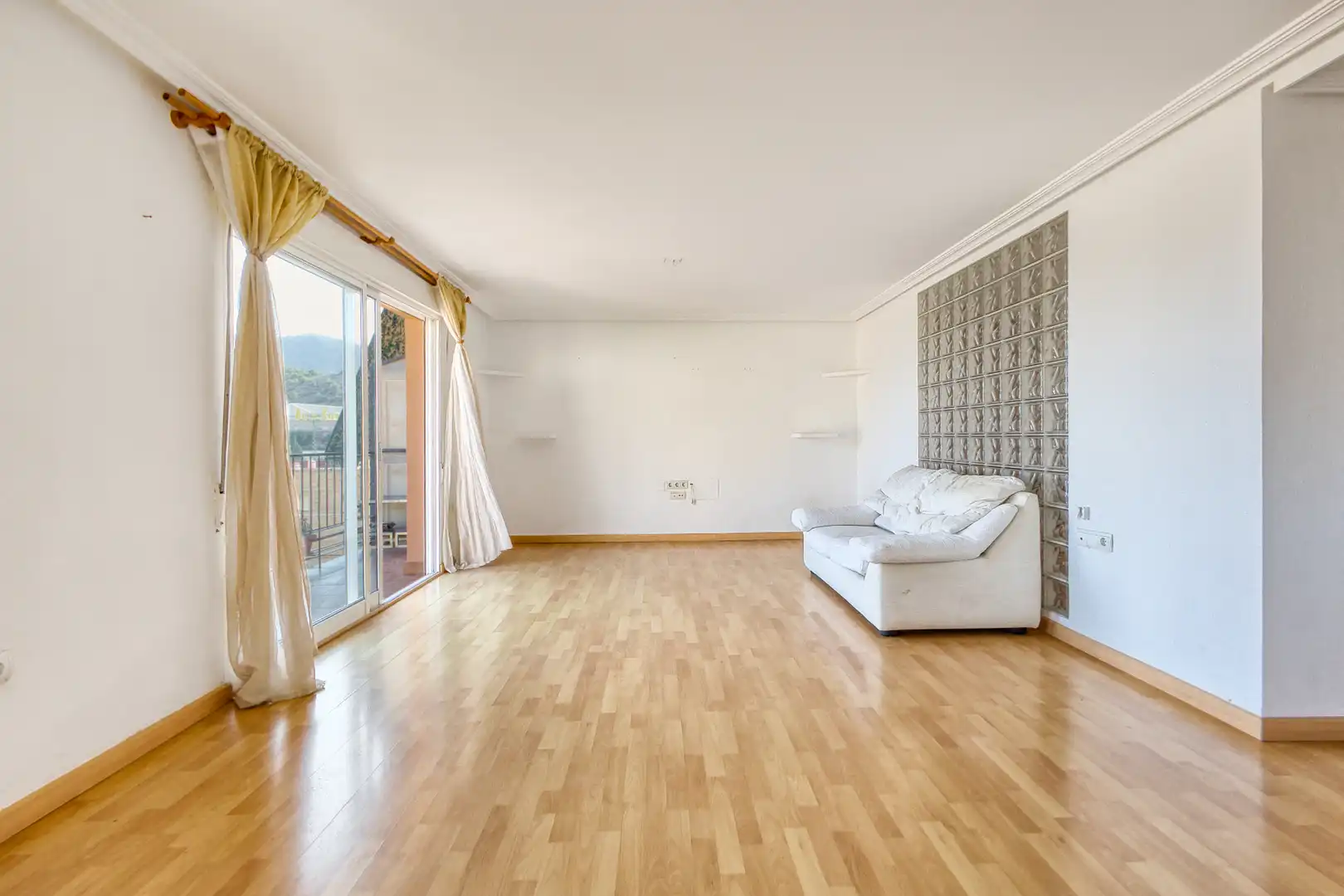 Sala d'estar de Pis en venda en Jijona / Xixona amb Calefacció, Parquet i Terrassa