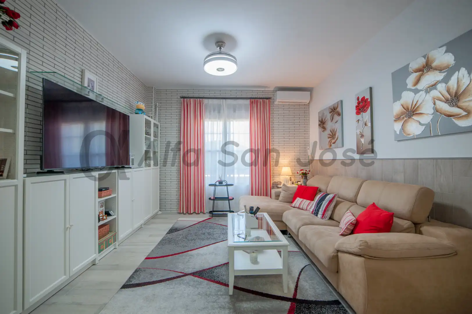 Sala d'estar de Casa adosada en venda en La Rinconada amb Aire condicionat i Moblat