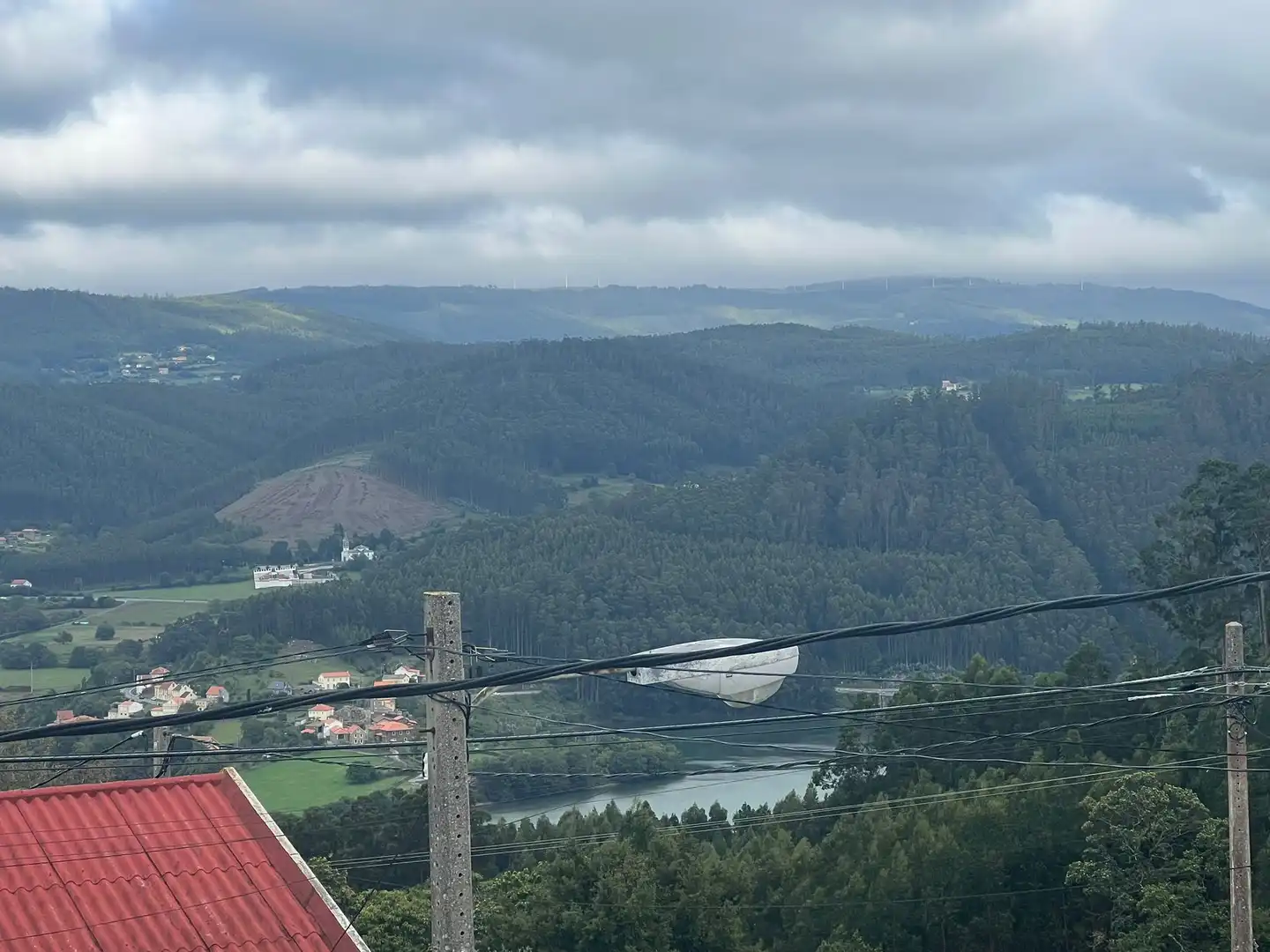 Außenansicht von Einfamilien-Reihenhaus zum Verkauf in Valdoviño mit Heizung, Terrasse und Abstellraum