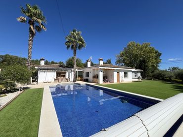 House with pool for sale in Santa Ana