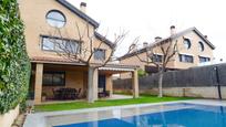 Piscina de Casa adosada de lloguer en Villanueva de la Cañada amb Aire condicionat i Calefacció