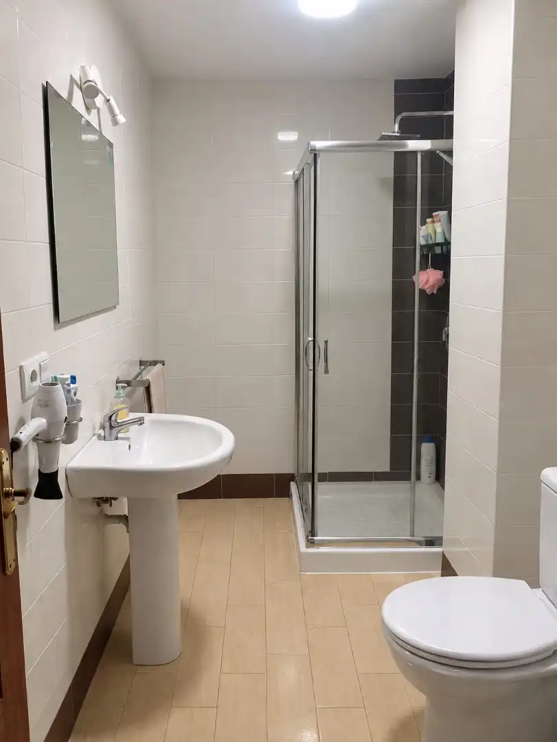 Badezimmer von Wohnung zur Miete in Alcalá del Río mit Klimaanlage, Terrasse und Balkon