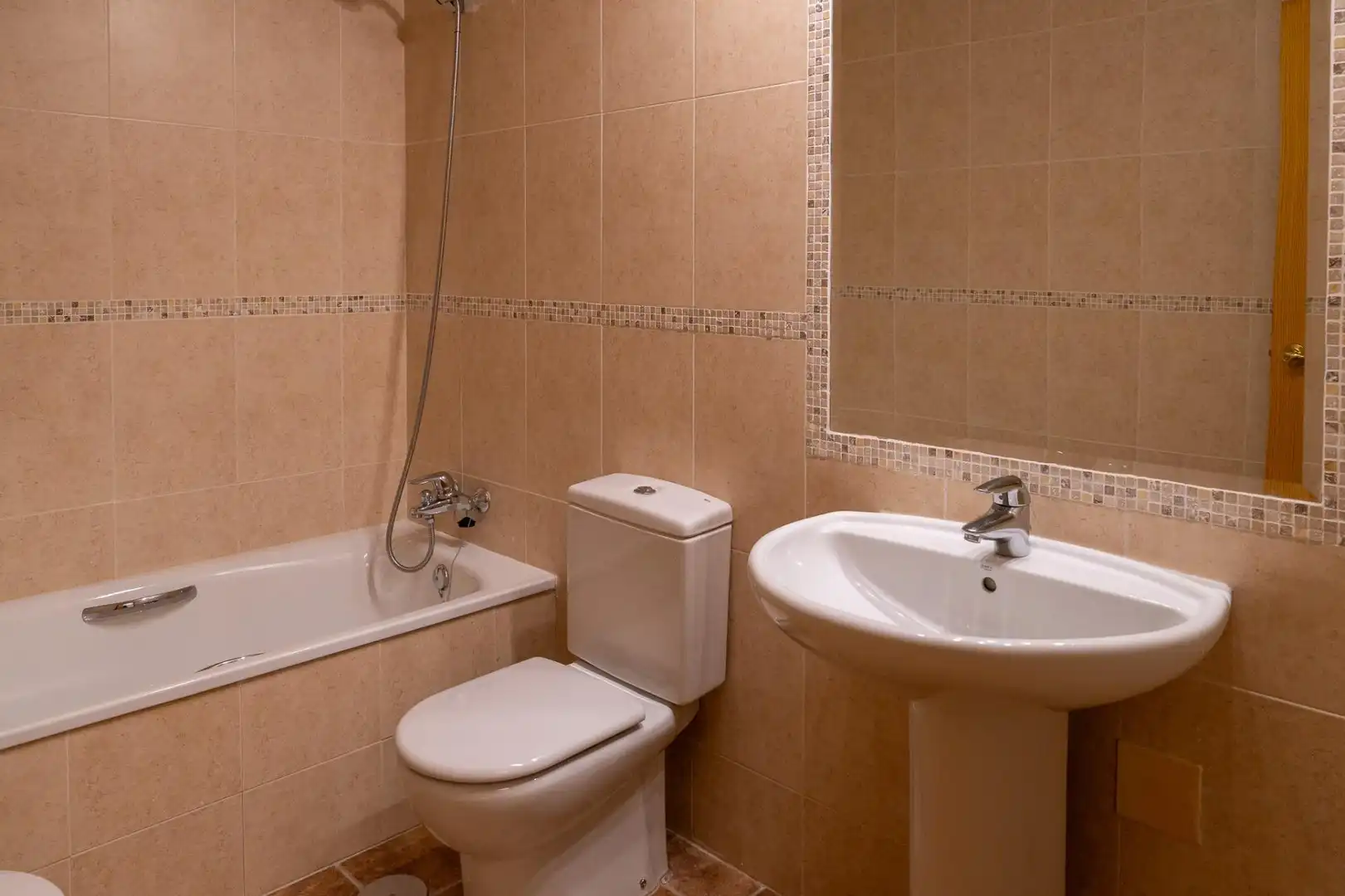 Badezimmer von Einfamilien-Reihenhaus zum Verkauf in Altea mit Klimaanlage, Heizung und Privatgarten