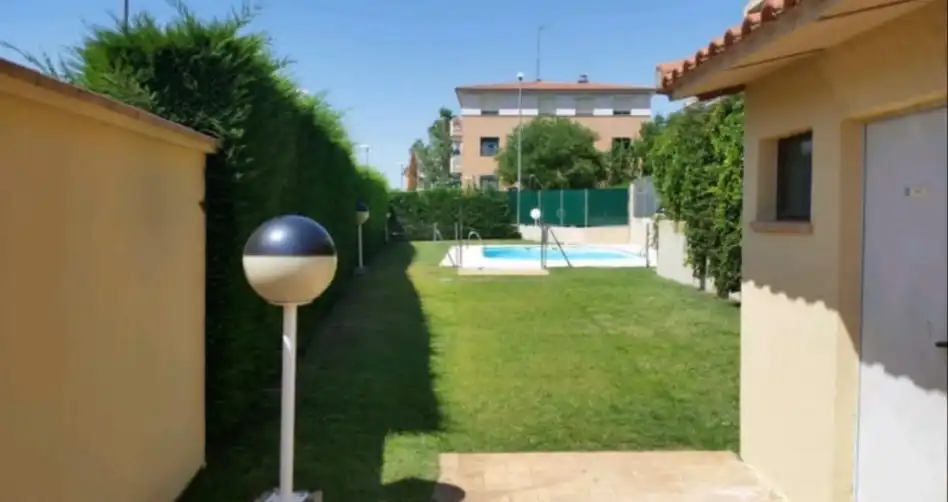 Piscina de Dúplex de alquiler en Salamanca con Calefacción, Terraza y Amueblado