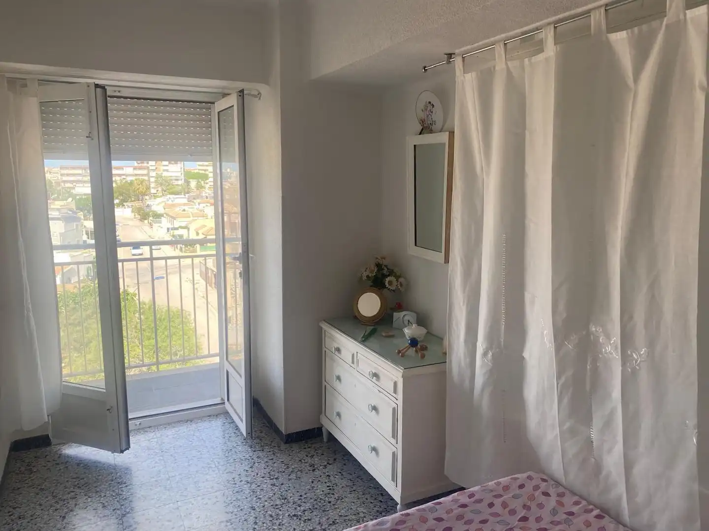 Habitación de Apartamento de alquiler en Torrevieja con Amueblado, Microondas y Balcón