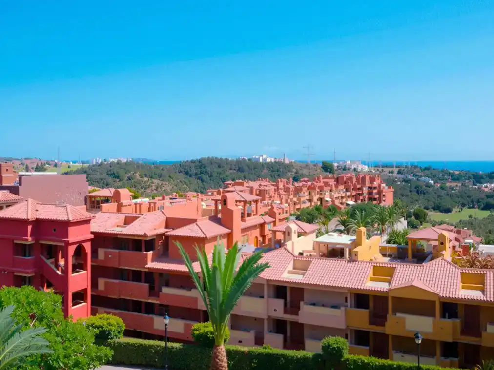 Außenansicht von Wohnung zur Miete in Marbella mit Klimaanlage, Privatgarten und Schwimmbad