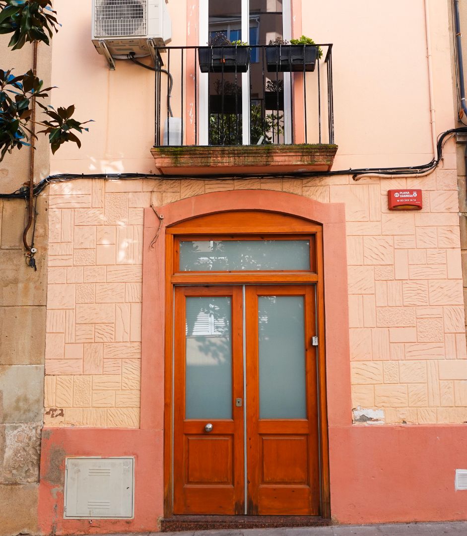 Exterior view of Single-family semi-detached for sale in  Barcelona Capital  with Air Conditioner, Heating and Private garden