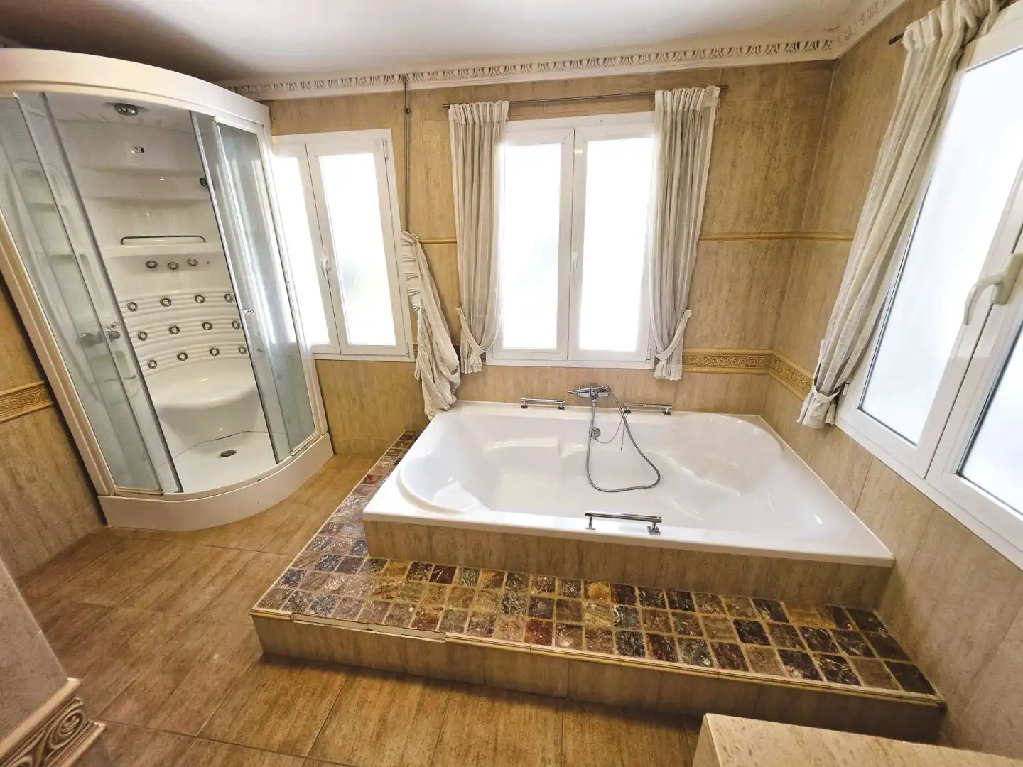 Bany de Casa o xalet de lloguer en Marbella amb Jardí privat, Terrassa i Piscina
