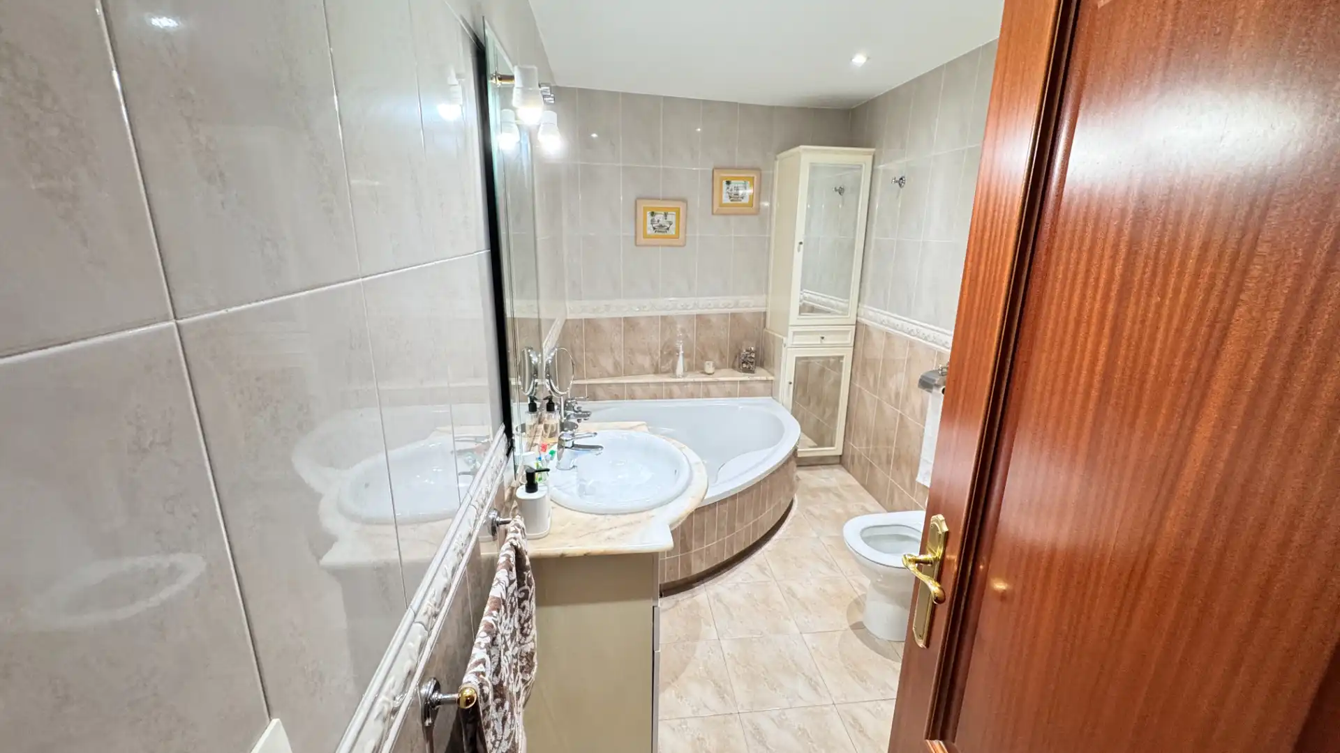 Badezimmer von Wohnung zum Verkauf in Arteixo mit Heizung, Parkett und Terrasse
