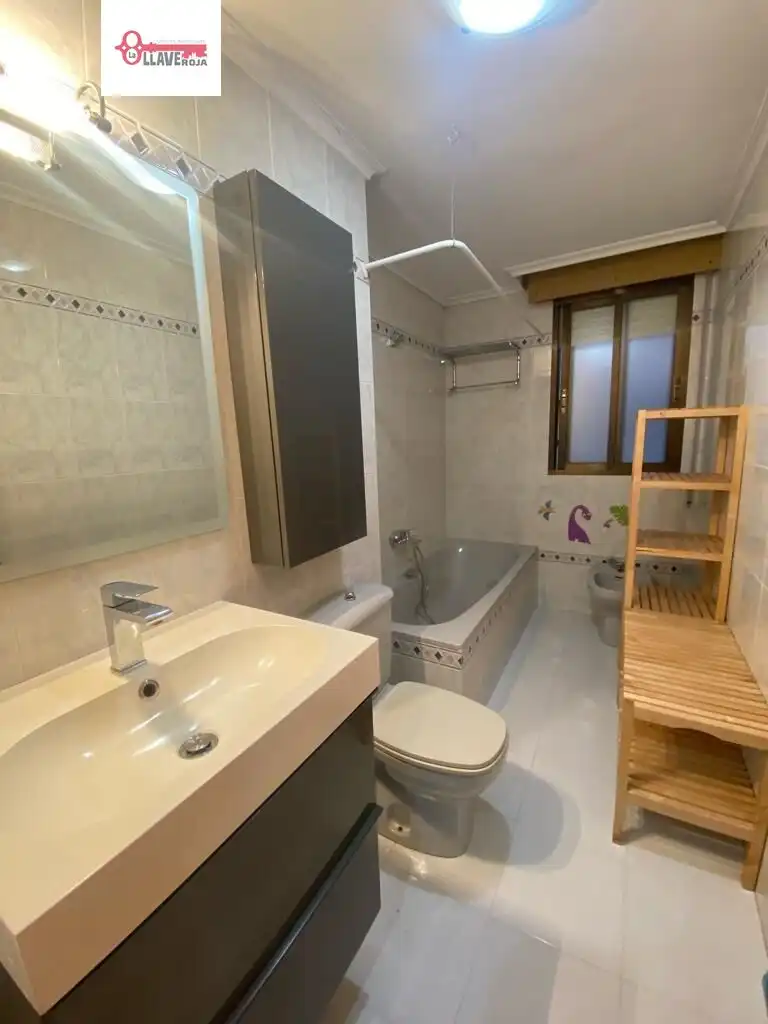 Badezimmer von Wohnung zum Verkauf in Burgos mit Heizung, Parkett und Abstellraum