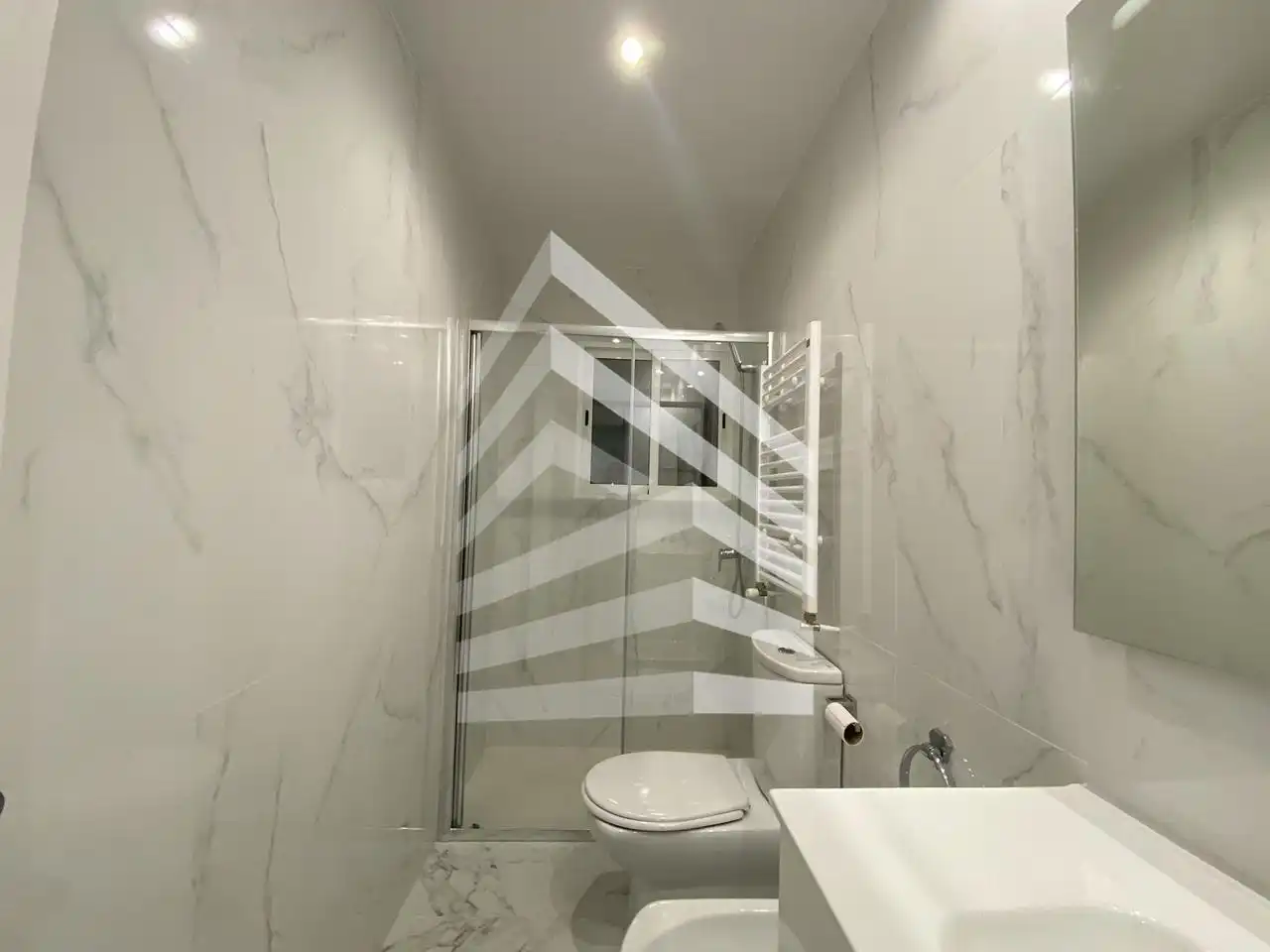 Badezimmer von Wohnung zum Verkauf in Barcelona mit Klimaanlage und Heizung