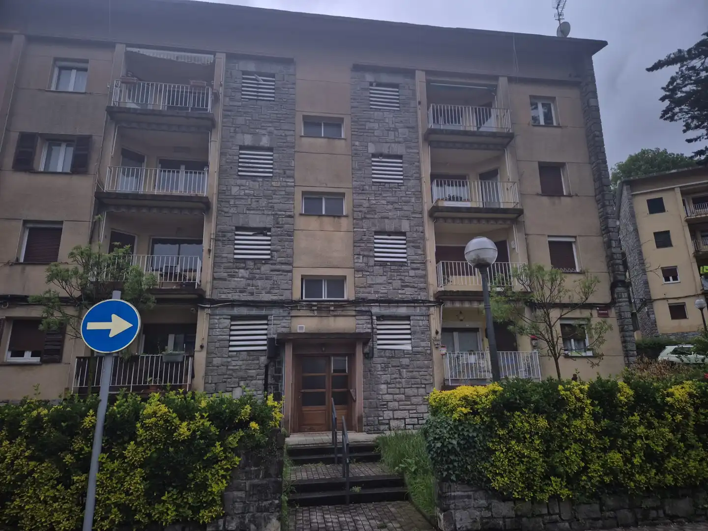 Vista exterior de Piso en venta en Irun  con Balcón