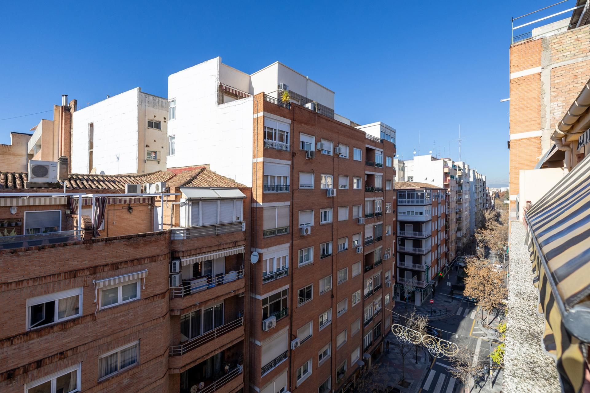 Vista exterior de Àtic en venda en  Granada Capital amb Terrassa i Traster