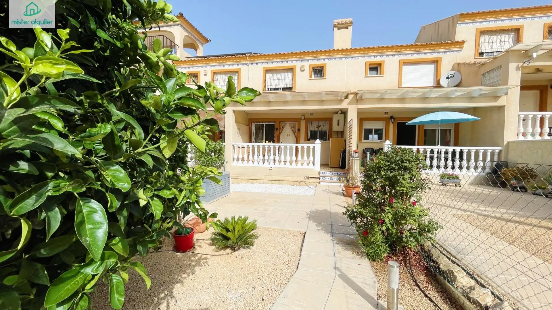 Vista exterior de Casa o xalet de lloguer en Busot amb Aire condicionat, Calefacció i Jardí privat