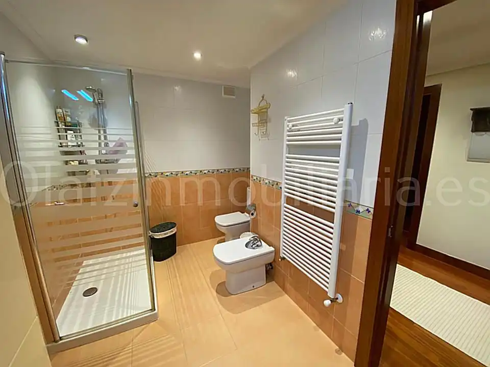 Bathroom of Flat for sale in Balmaseda  with Heating and Storage room
