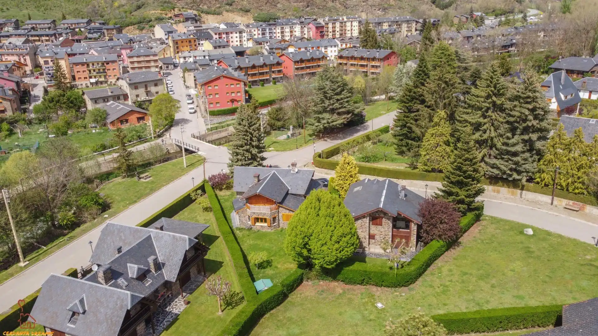 Vista exterior de Casa o xalet en venda en Llívia amb Calefacció, Jardí privat i Parquet