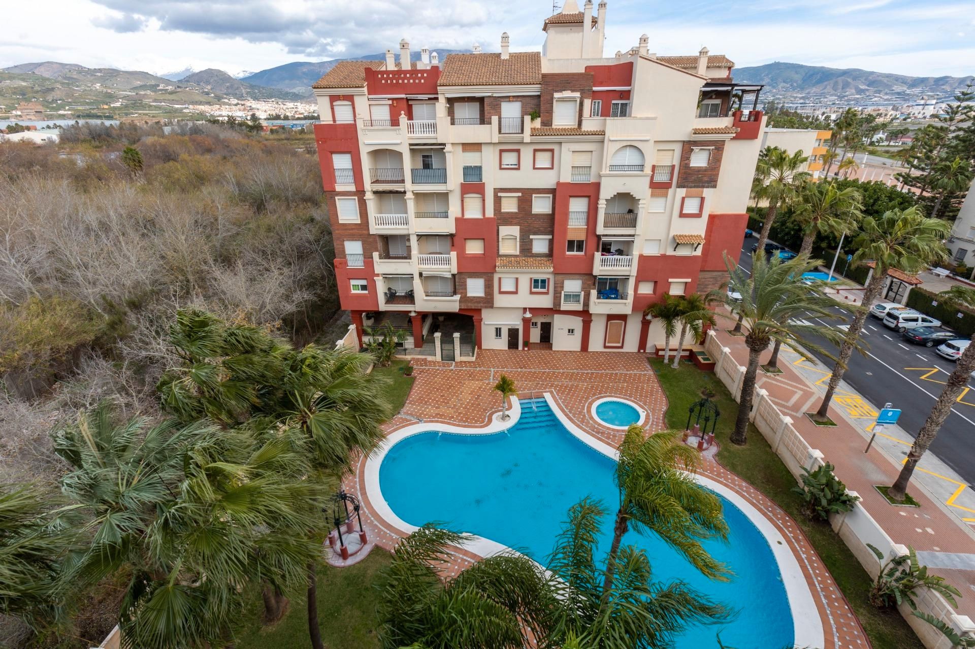 Vista exterior de Àtic en venda en Motril amb Jardí privat, Terrassa i Piscina comunitària