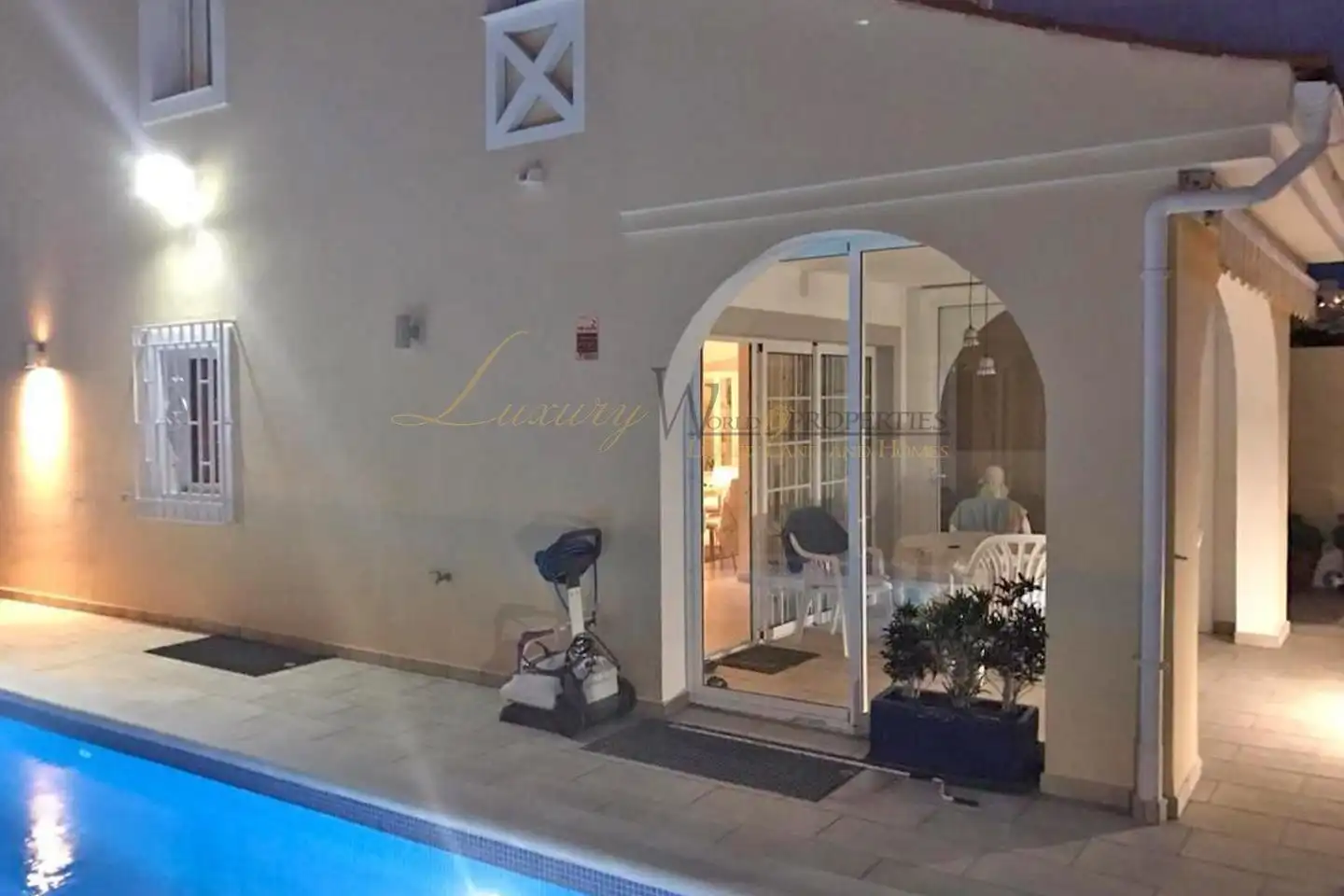 Adosado con piscina en venta en Kurt Konrad Mayer, imagen 2