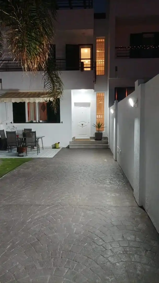 Casa adosada en venda en La Línea de la Concepción amb Aire condicionat, Jardí privat i Terrassa