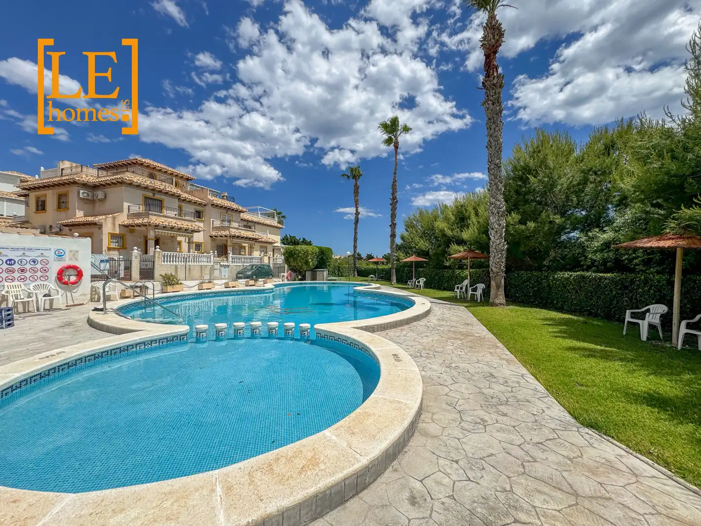 Piscina de Casa adosada en venda en Orihuela amb Aire condicionat, Jardí privat i Moblat
