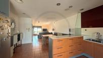 Cuina de Casa adosada en venda en Terrassa amb Aire condicionat, Calefacció i Terrassa