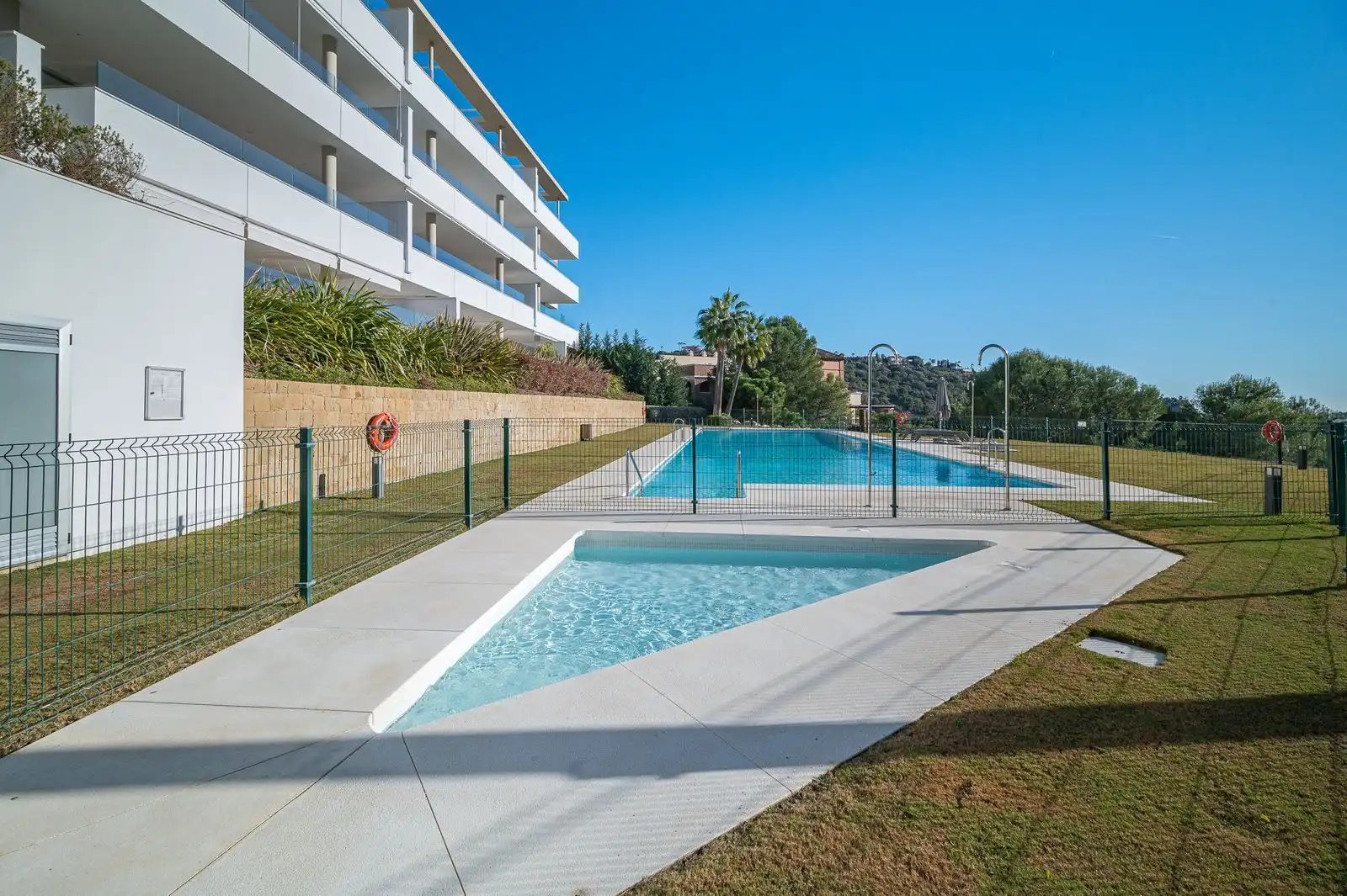 Piscina de Dúplex en venta en Benahavís con Aire acondicionado, Terraza y Trastero