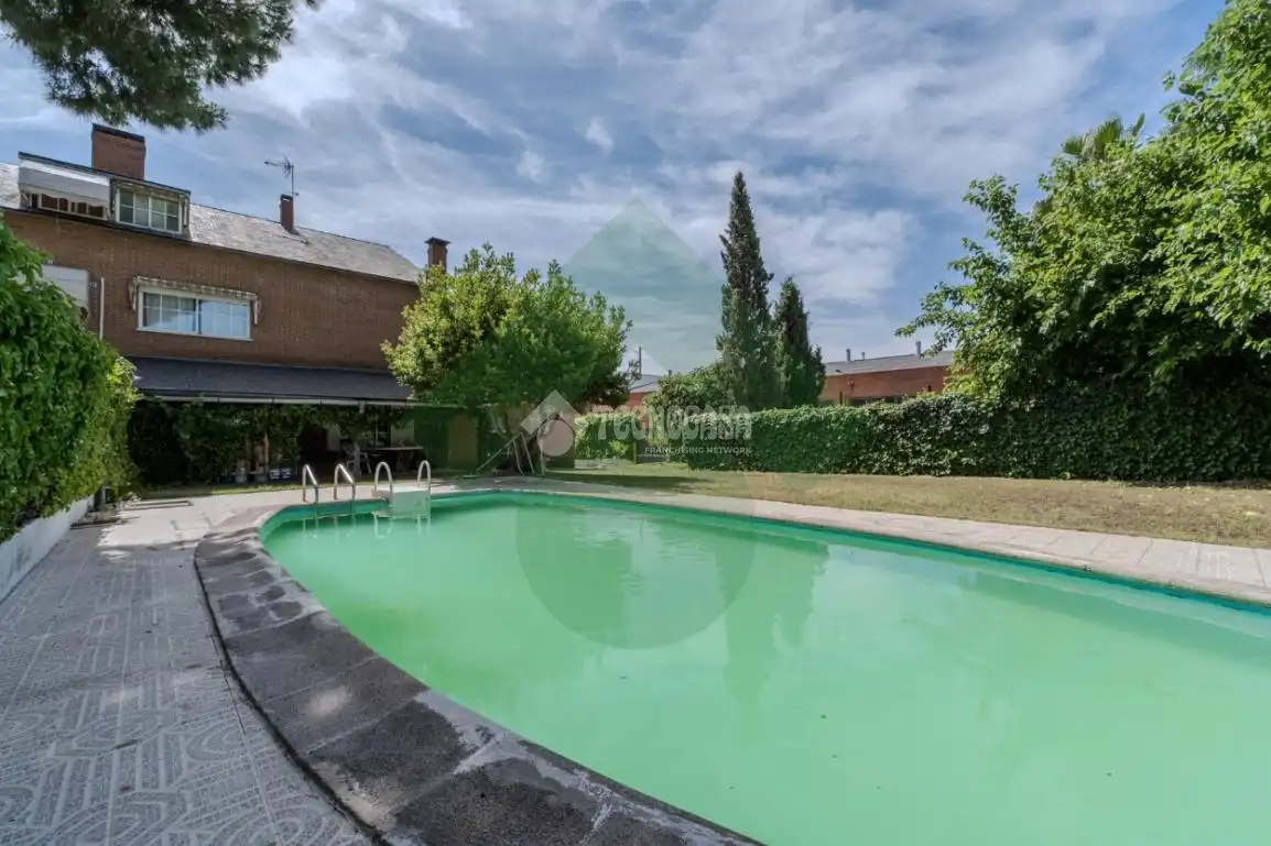 Piscina de Casa adosada en venda en Griñón amb Calefacció, Piscina i Moblat