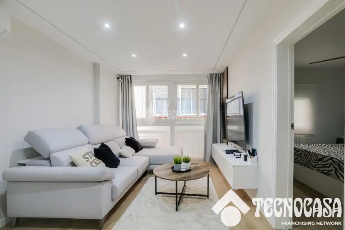 Living room of Flat for sale in Santa Coloma de Gramenet  with Air Conditioner, Heating and Parquet flooring