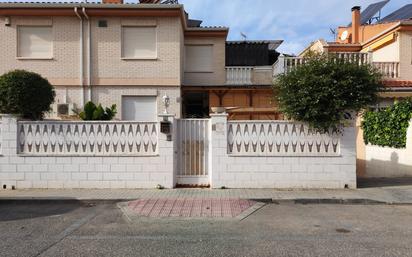 Vista exterior de Casa adosada en venda en Petrer amb Aire condicionat, Calefacció i Jardí privat