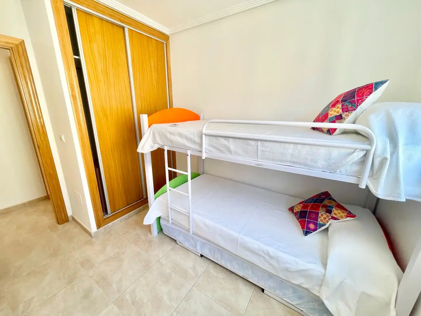 Dormitori de Apartament de lloguer en Los Alcázares amb Aire condicionat, Moblat i Rentadora